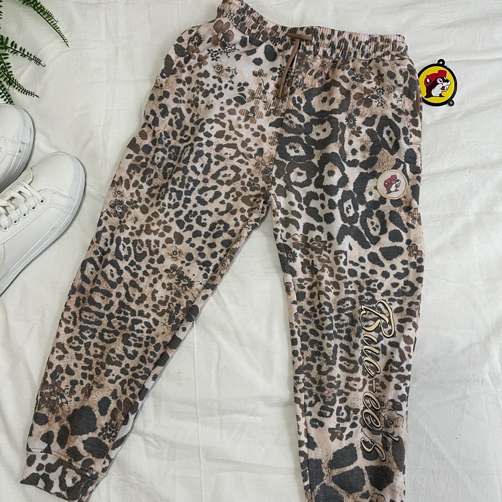 Buc-ee’s Animal Print Jogger Sweatpants | Youth M